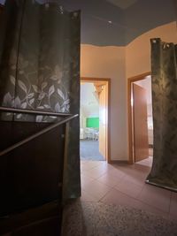 004Eingang Zimmer + Bad mit Vorhang