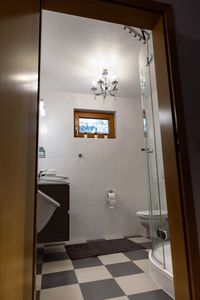 Bad mit WC, Dusche + Urinal